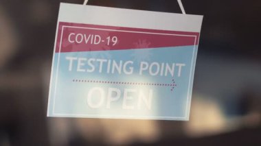 4K Ağır çekim 60fps içinde Covid-19 Test Merkezi girişinde bilgi işareti