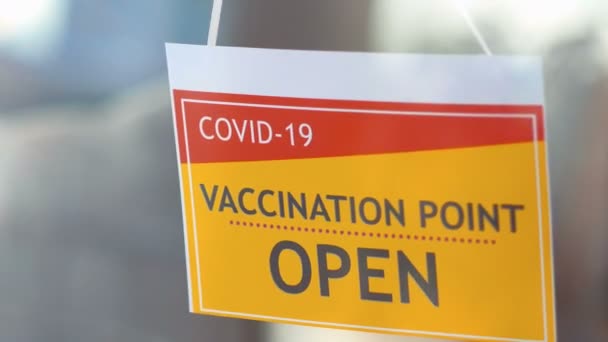 Hinweisschild Eingang Des Covid Impfzentrums Zeitlupe 60Fps — Stockvideo