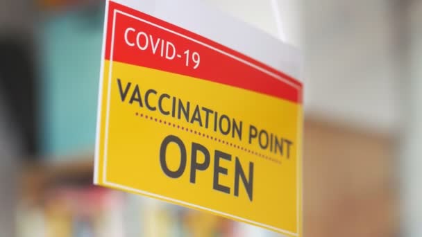 Informationsskylt Vid Ingången Till Vaccinationscentret Covid Slow Motion 60Fps — Stockvideo