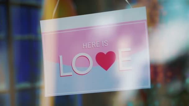 Placa Com Inscrição Aqui Amor Porta Vidro Entrada Câmera Lenta — Vídeo de Stock