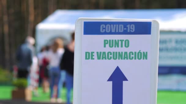 Letrero Informativo Entrada Del Centro Vacunación Covid Cámara Lenta 60Fps — Vídeos de Stock