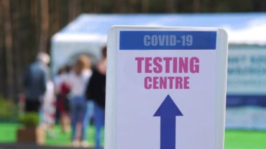 4K Ağır çekim 60fps içinde Covid-19 Test Merkezi girişinde bilgi işareti