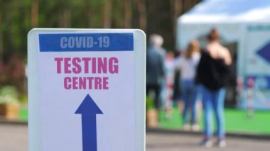 4K Ağır çekim 60fps içinde Covid-19 Test Merkezi girişinde bilgi işareti