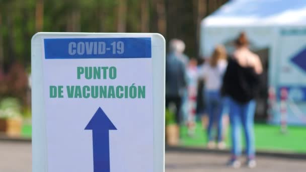 4KスローモーションでのCovid 19スペイン語ワクチンセンターへの入り口の案内看板60Fps — ストック動画