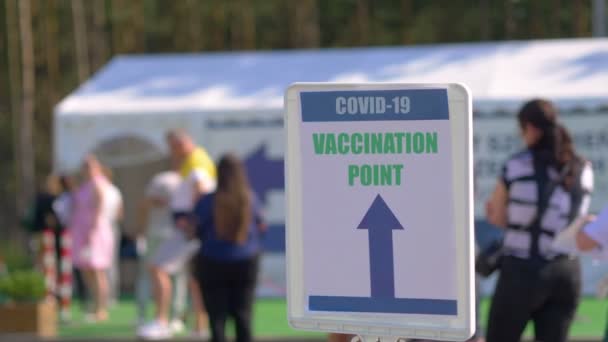 Informationsskylt Vid Ingången Till Vaccinationscentret Covid Slow Motion 60Fps — Stockvideo