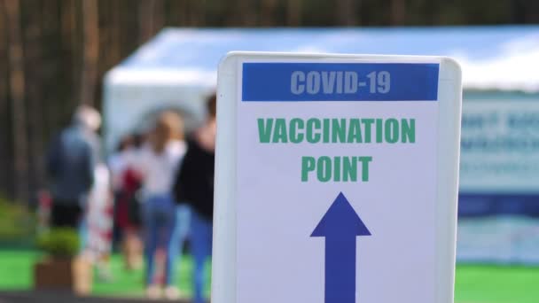 Hinweisschild Eingang Des Covid Impfzentrums Zeitlupe 60Fps — Stockvideo