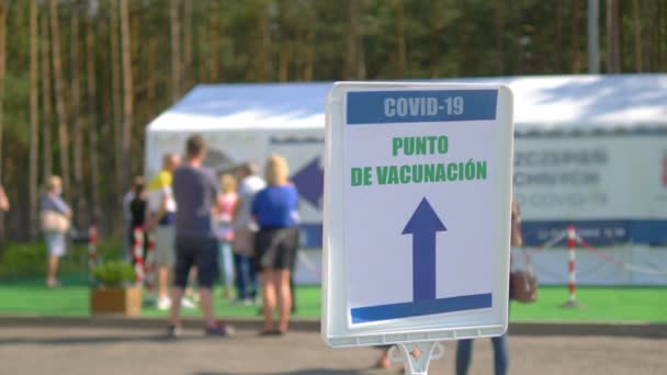 Tiedotuskyltti Covid Espanjan Rokotuskeskuksen Sisäänkäynnillä Hidastettuna 60Fps — kuvapankkivideo