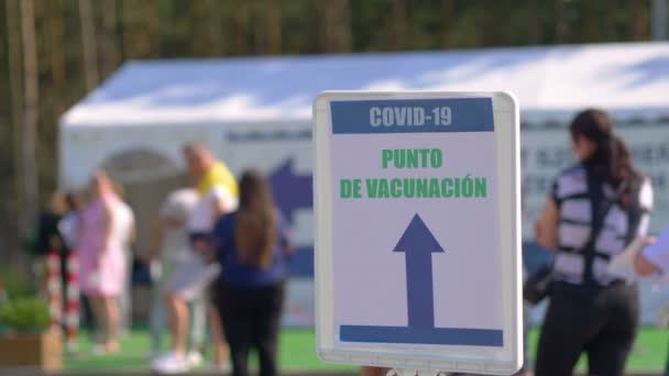 Panneau Information Entrée Centre Espagnol Vaccination Covid Ralenti 60Fps — Video