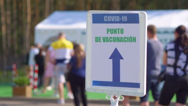 Covid 19西班牙疫苗接种中心入口4K慢动作60Fps的信息标志 — 图库视频影像