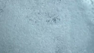 Beyaz topların girdabı yavaş çekimde 180 fps