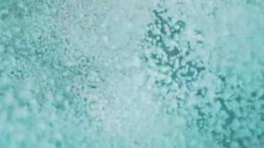 Beyaz topların girdabı yavaş çekimde 180 fps