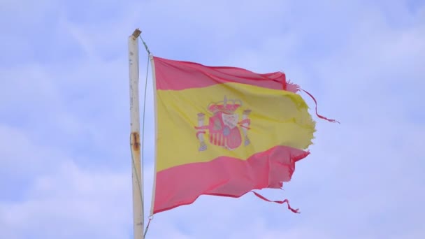 Bandeira Espanhola Danificada Acenando Vento Câmera Lenta 180Fps — Vídeo de Stock