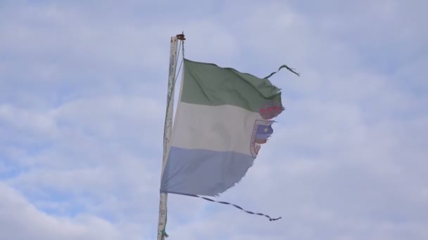 Bandeira Espanhola Danificada Acenando Vento Câmera Lenta 180Fps — Vídeo de Stock