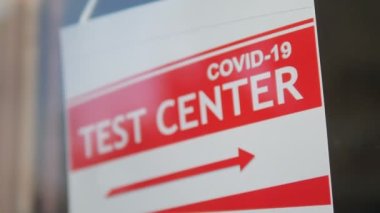 4K Ağır çekim 60fps içinde Covid-19 Test Merkezi girişinde bilgi işareti