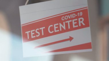 4K Ağır çekim 60fps içinde Covid-19 Test Merkezi girişinde bilgi işareti