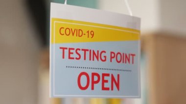 4K Ağır çekim 60fps içinde Covid-19 Test Merkezi girişinde bilgi işareti