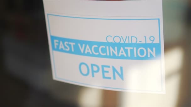 4KスローモーションでのCovid 19高速ワクチンセンターへの入り口の案内看板60Fps — ストック動画