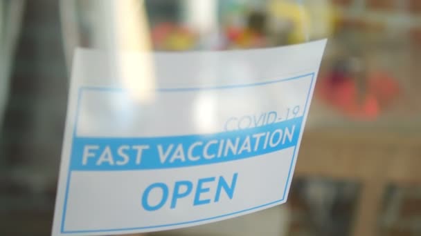 Інформаційний Знак Вході Центру Швидкої Вакцинації Ковід Повільне Переміщення 60Fps — стокове відео