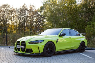 Vilnius, Litvanya - 2025-09-20 - BMW M4 parlak yeşil renkli yüksek performanslı araba