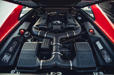 Vilnius, Litvanya - 2025-09-20 - Ferrari 355F Berlinetta motor hangarı, Pininfarina, V8 ve zıplayan at logosu