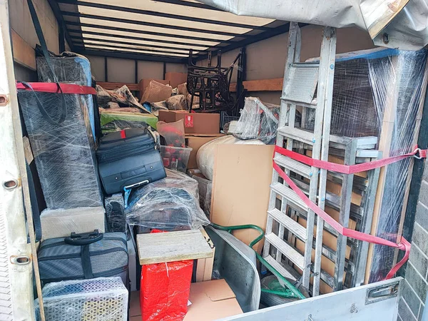 Kamyon kargosunun içinde taşınmak için hazırlanmış mobilya ve kutular.