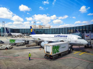 Frankfurt am Main, Almanya - 2025-05-30 - Alman havaalanında uçuş öncesi hazırlık sırasında Lufthansa uçağı