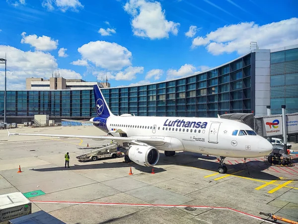 Frankfurt am Main, Almanya - 2025-05-30 - Alman havaalanında uçuş öncesi hazırlık sırasında Lufthansa uçağı