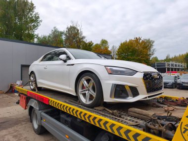 Vilnius, Litvanya - 2025-10-06 - Araç römorkunda teknik arızadan sonra modern Audi arabası servise nakledilmeye hazır