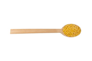 Tahta kaşıkta Mung dal veya Mung daal fasulyesi. Beslenme. Biyoloji. Doğal besin maddesi.