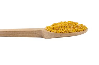 Tahta kaşıkta Mung dal veya Mung daal fasulyesi. Beslenme. Biyoloji. Doğal besin maddesi.