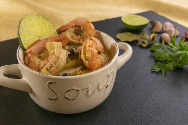 Bol Soupe Épicée Thaï Tom Yum Sur Ardoise — Photo