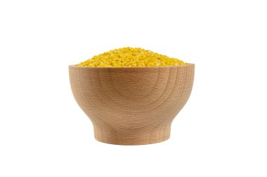 Beyaz arka planda izole edilmiş ahşap kasede Mung dal veya Mung daal fasulyesi. Beslenme. yemek malzemesi.