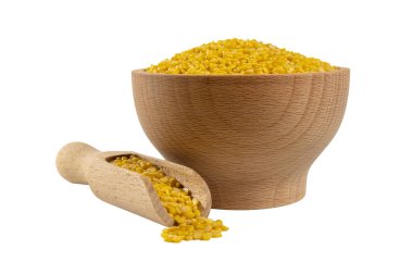 Tahta kasede Mung dal veya Mung daal fasulyesi ve beyaz arka planda izole edilmiş kepçe. Beslenme. Biyoloji. Doğal besin maddesi.