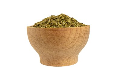 Beyaz arka planda izole edilmiş ahşap kasede kurutulmuş çay yaprağı. Beslenmek. Güney Amerika 'da geleneksel çay.