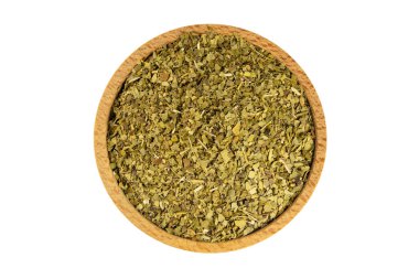 Beyaz arka planda izole edilmiş ahşap kasede kurutulmuş çay yaprağı. Beslenmek. Güney Amerika 'da geleneksel çay.