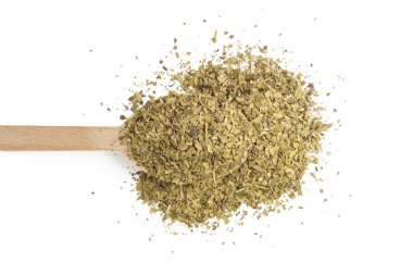 Beyaz arka planda izole edilmiş ahşap kaşıkta kurutulmuş çay yaprağı. Beslenme. Güney Amerika 'da geleneksel çay.