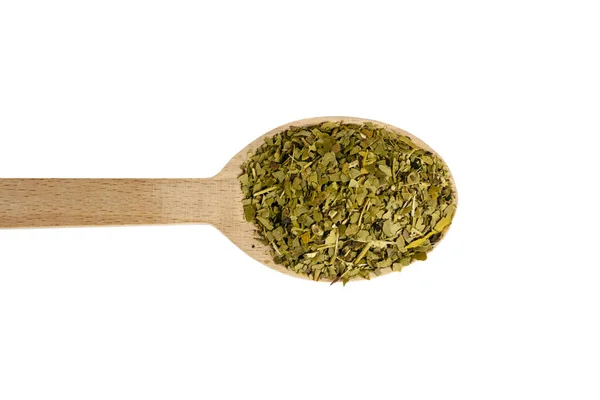 用白色背景隔离的木制勺子把干叶绿叶配上茶 南美洲的传统茶 — 图库照片