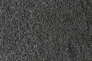 Siyah susam tohumları arka planı. Baharatlar ve yemek malzemeleri..