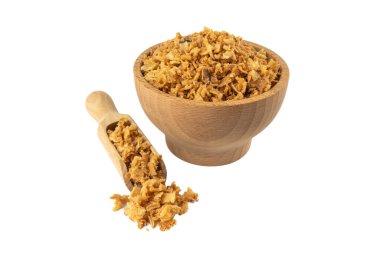 Tahta kasede kızartılmış soğan gevreği ve beyaz arka planda izole edilmiş kepçe. Baharatlar ve yemek malzemeleri..