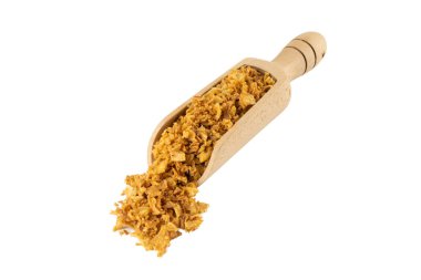 Beyaz arka planda izole edilmiş ahşap kepçeyle kızartılmış soğan taneleri. Baharatlar ve yemek malzemeleri..