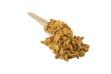 Beyaz arka planda izole edilmiş ahşap kaşıkta kızartılmış soğan taneleri. Baharatlar ve yemek malzemeleri..