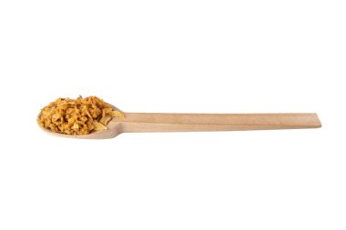 Beyaz arka planda izole edilmiş ahşap kaşıkta kızartılmış soğan taneleri. Baharatlar ve yemek malzemeleri..