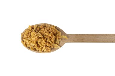 Beyaz arka planda izole edilmiş ahşap kaşıkta kızartılmış soğan taneleri. Baharatlar ve yemek malzemeleri..