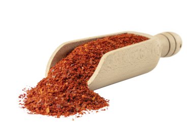 Beyaz arka planda izole edilmiş ahşap kepçe içindeki çekirdeksiz kırmızı biberler. Baharatlar ve yemek malzemeleri. Kore 'de Gochugaru olarak bilinir. Kimchi için kullanılır..