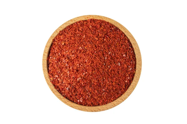 Beyaz arka planda izole edilmiş ahşap kasede çekirdeksiz kırmızı biberler. Baharatlar ve yemek malzemeleri. Kore 'de Gochugaru olarak bilinir. Kimchi için kullanılır..