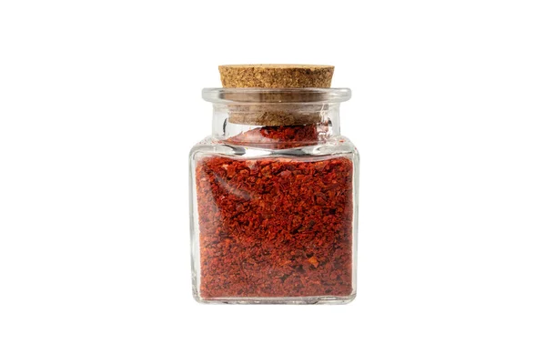 Beyaz arka planda izole edilmiş cam bir kavanozda çekirdeksiz kırmızı biberler. Baharatlar ve yemek malzemeleri. Kore 'de Gochugaru olarak bilinir. Kimchi için kullanılır..