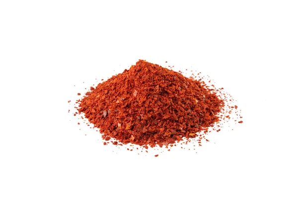 Kırmızı bibersiz gevrek yığını beyaz arka planda izole edilmiş. Baharatlar ve yemek malzemeleri. Kore 'de Gochugaru olarak bilinir. Kimchi için kullanılır..
