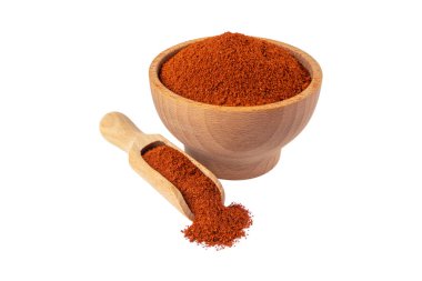 Ahşap kasede baharat karışımı Tandır Masala ve beyaz arka planda izole edilmiş kepçeler. Baharatlar ve yemek malzemeleri..