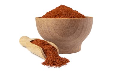 Ahşap kasede baharat karışımı Tandır Masala ve beyaz arka planda izole edilmiş kepçeler. Baharatlar ve yemek malzemeleri..