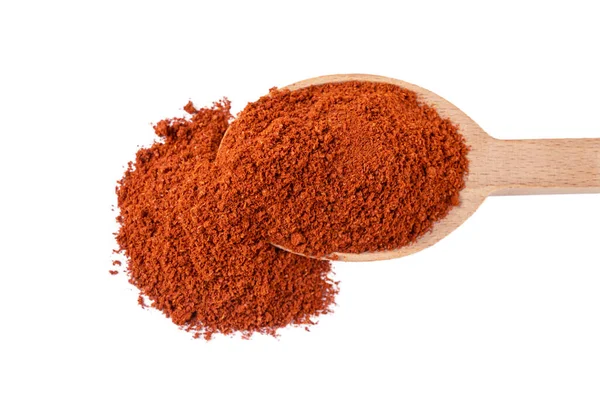 Beyaz arka planda izole edilmiş ahşap kaşıktaki baharatların Tandır Masala karışımı. Baharatlar ve yemek malzemeleri..